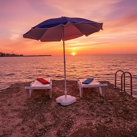 Red Coral With Sea Access & Shared Pool סנטה פלביה