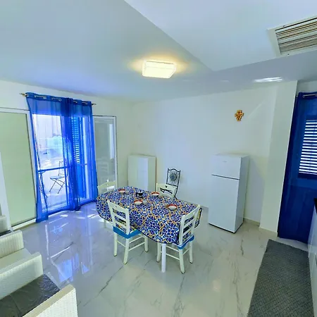 דירה Red Coral With Sea Access & Shared Pool סנטה פלביה