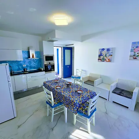 דירה Red Coral With Sea Access & Shared Pool סנטה פלביה