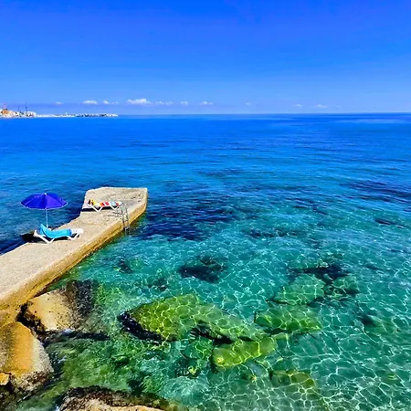 Red Coral Exclusive Waterfront Shared Infinity Pool & Private Sea Access 公寓