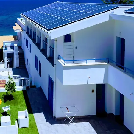 Red Coral With Sea Access & Shared Pool סנטה פלביה